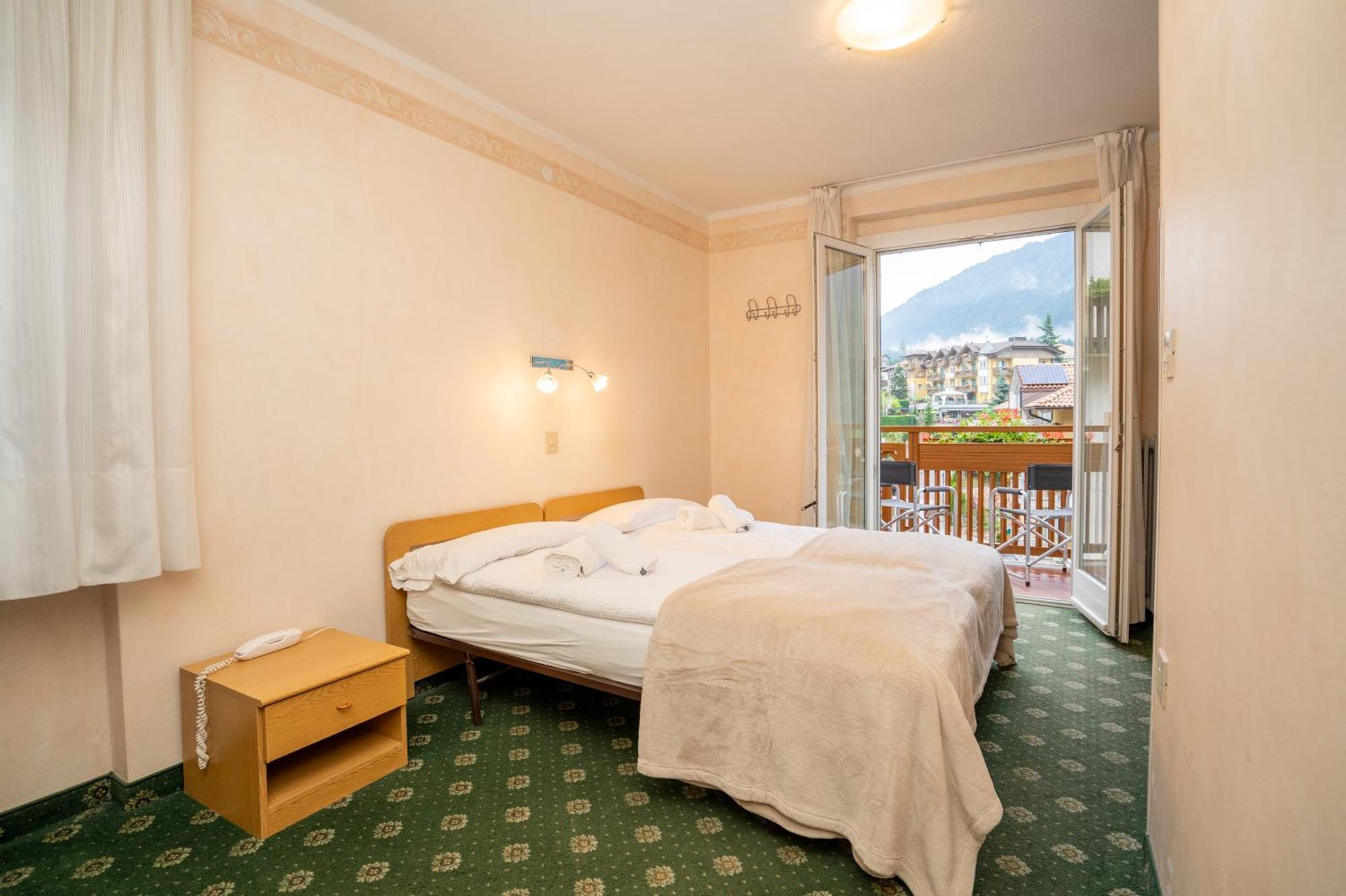 Hotel Europa Molveno Exteriör bild