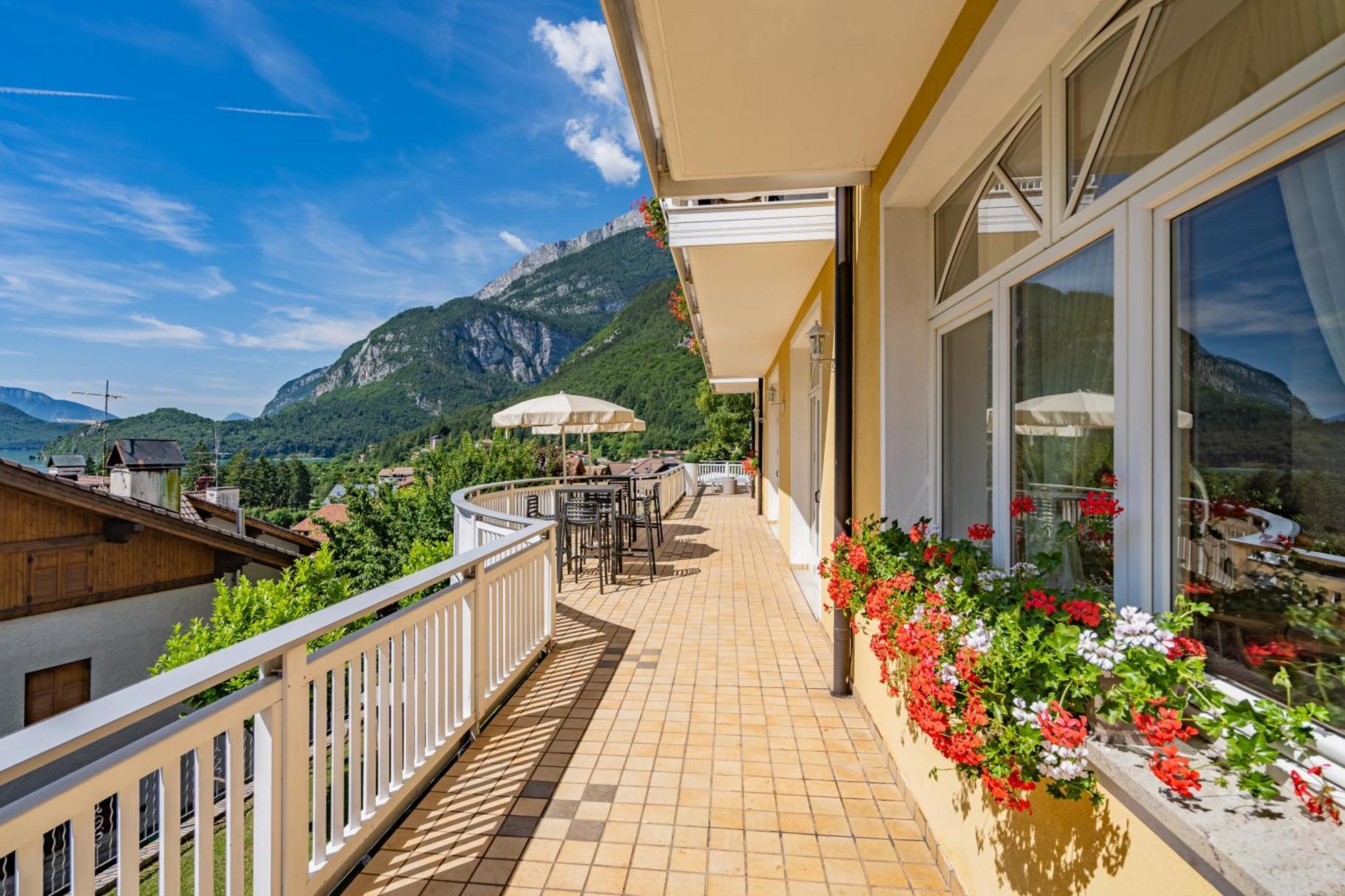Hotel Europa Molveno Exteriör bild